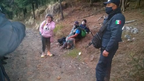 Rescatan la Policía Municipal de Amecameca y la Guardia Nacional  a una familia extraviada en paraje boscoso