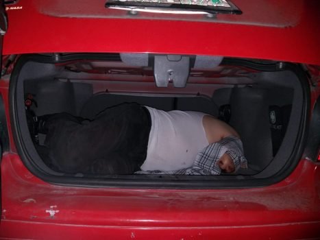 Hallan cuerpo de un hombre en la cajuela de un carro en Ixtapaluca