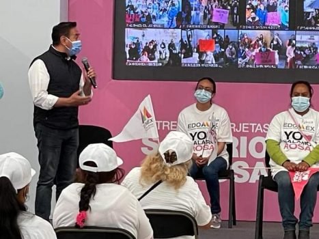 Entregan tarjetas del Salario Rosa en Amecameca