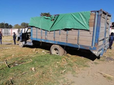 Apoya Policía Municipal de Amecameca aseguramiento de camión cargado de madera