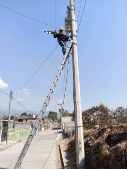 En Atlautla continúan realizando brigadas para la reparación e instalación de nuevas luminarias