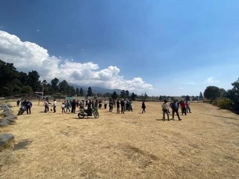 Edil de Amecameca se compromete a rehabilitar la cancha de fútbol soccer