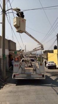 Personal de alumbrado público de Ixtapaluca trabaja en el mejoramiento de la luminaria