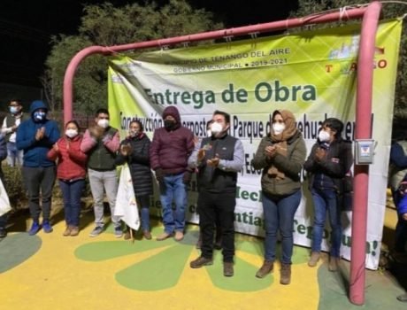 Edil de Tenango del Aire entrega súper poste en el parque de Cayehualco