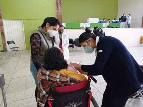 Aplican vacuna contra el Covid-19 a personas de Tenango de Aire