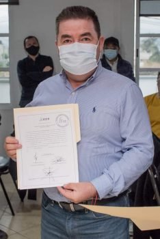 Roberto Ávila Ventura recibe constancia de mayoría como presidente reelecto en Tenango del Aire