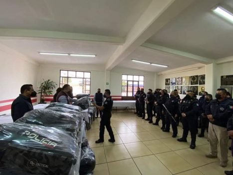 Edil de Temamatla entrega uniformes a elementos de Seguridad Pública Municipal