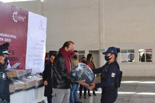 Realizan entrega de uniformes, herramientas y licencia de portación de armas a policías de Atlautla