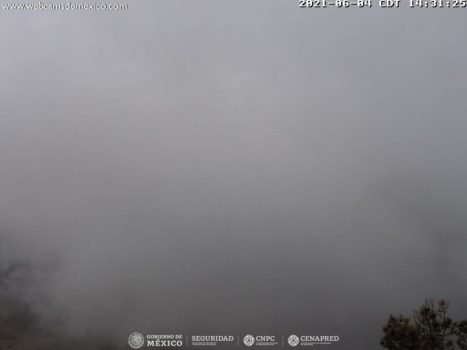 Intensas nubes cubren la visibilidad de la zona montañosa de Don Goyi