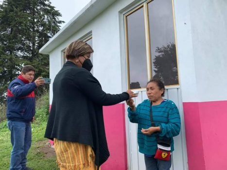 Alcaldesa de Ecatzingo entrega tres cuartos dormitorios