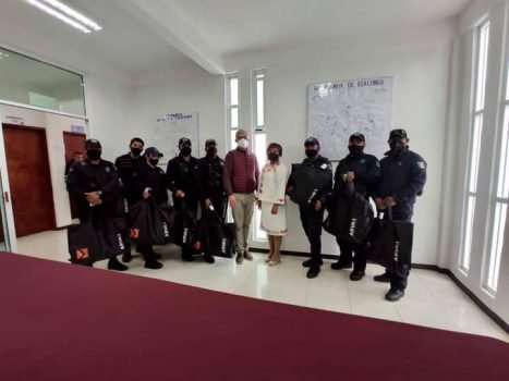 Alcaldesa de Ecatzingo entrega uniformes a elementos de Seguridad Pública
