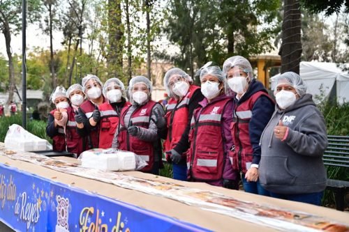 Celebran tradicional Día de Reyes con rosca de 300 metros lineales en Chalco