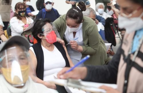 Aplican refuerzo de vacuna para Covid-19 a adultos mayores de Amecameca