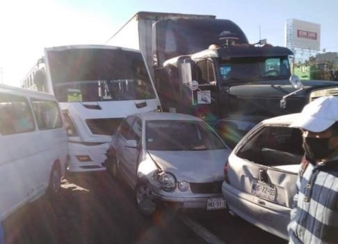 Choque en la México-Puebla bloquea la lateral y el paso al transporte público