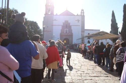 Alrededor de 30 mil personas acuden a venerar al Señor de Sacromonte en Amecameca