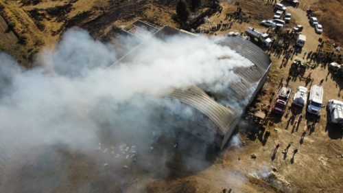 Fuerte incendio incendio en una bodega de bodega de Cuijingo