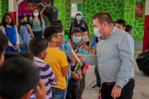 Alcalde de Tenango del Aire visita escuelas para festejar a niños