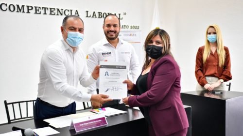 Miguel Gutiérrez entrega Certificados de Competencia Laboral