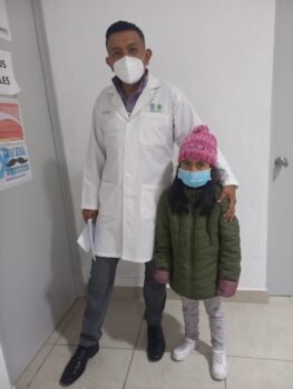 Logra médico que atiendan a pequeña para ser hospitalizada