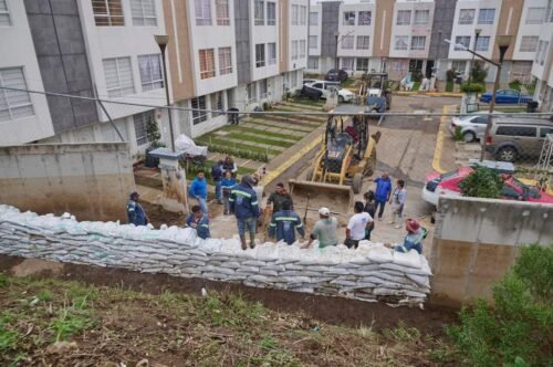 Construyen barricada para evitar que el río desborde en Chalco